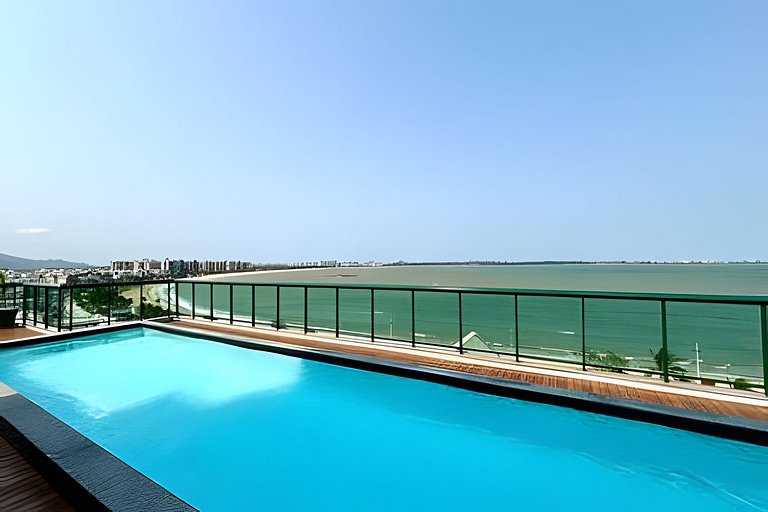Na beira da praia com piscina na cobertura