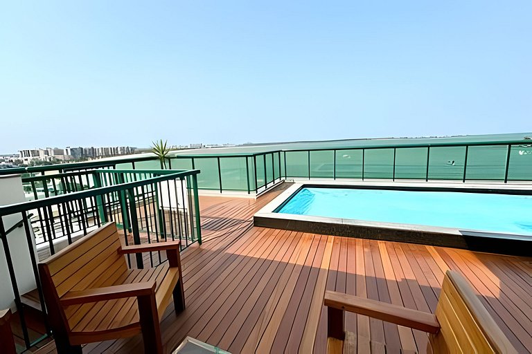 Na beira da praia com piscina na cobertura